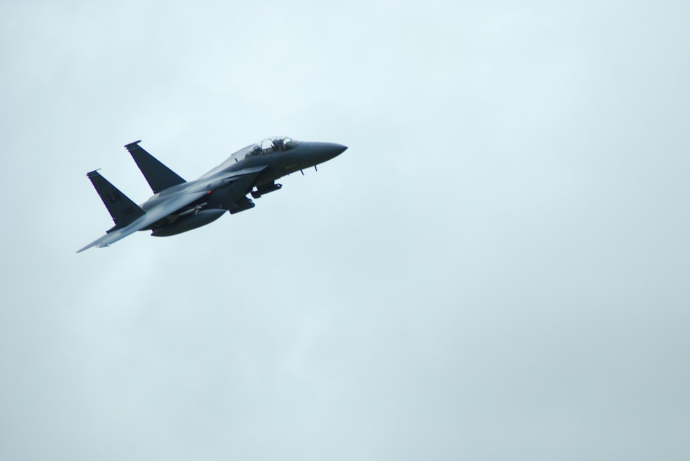 avion de vol noir sur le ciel