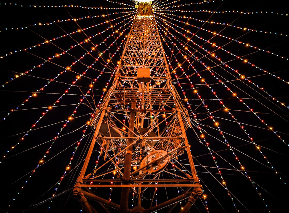 Foto von Turm mit Lichterkette