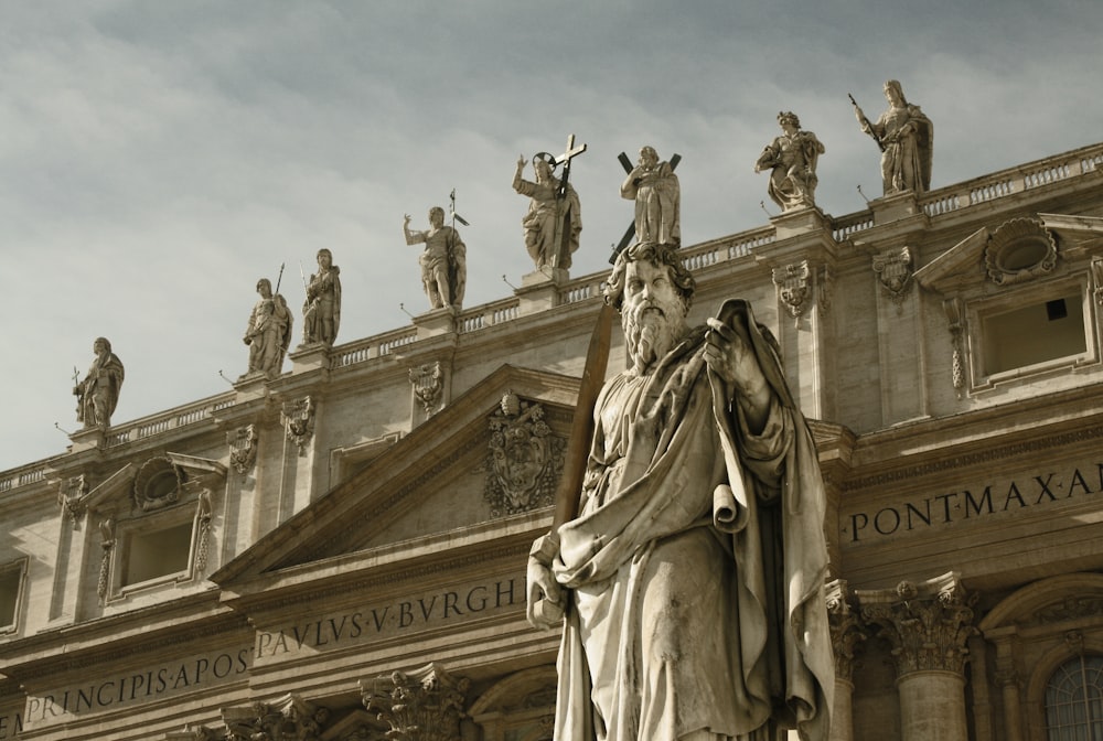 Monumento con statuette in cima all'edificio durante il giorno