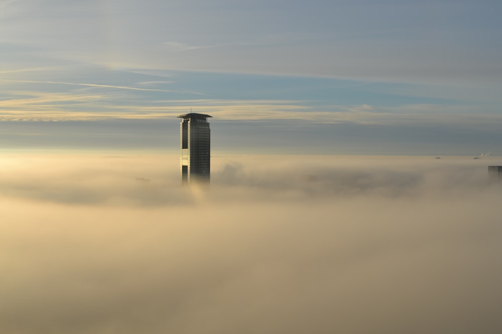 Luftaufnahme eines Wolkenkratzers, der Wolken durchdringt