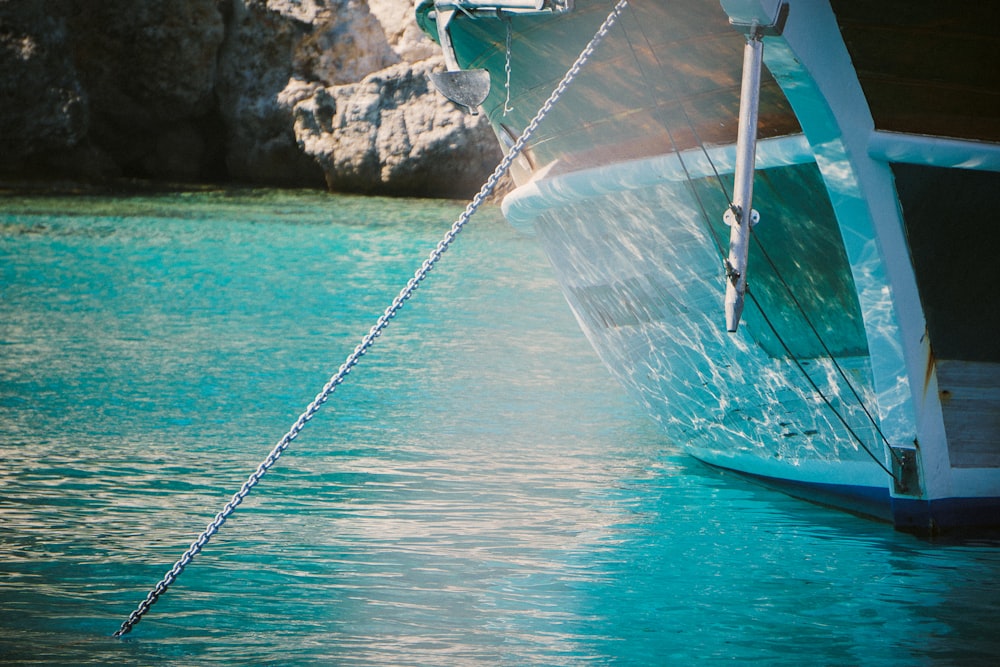 barco azul en el cuerpo de agua