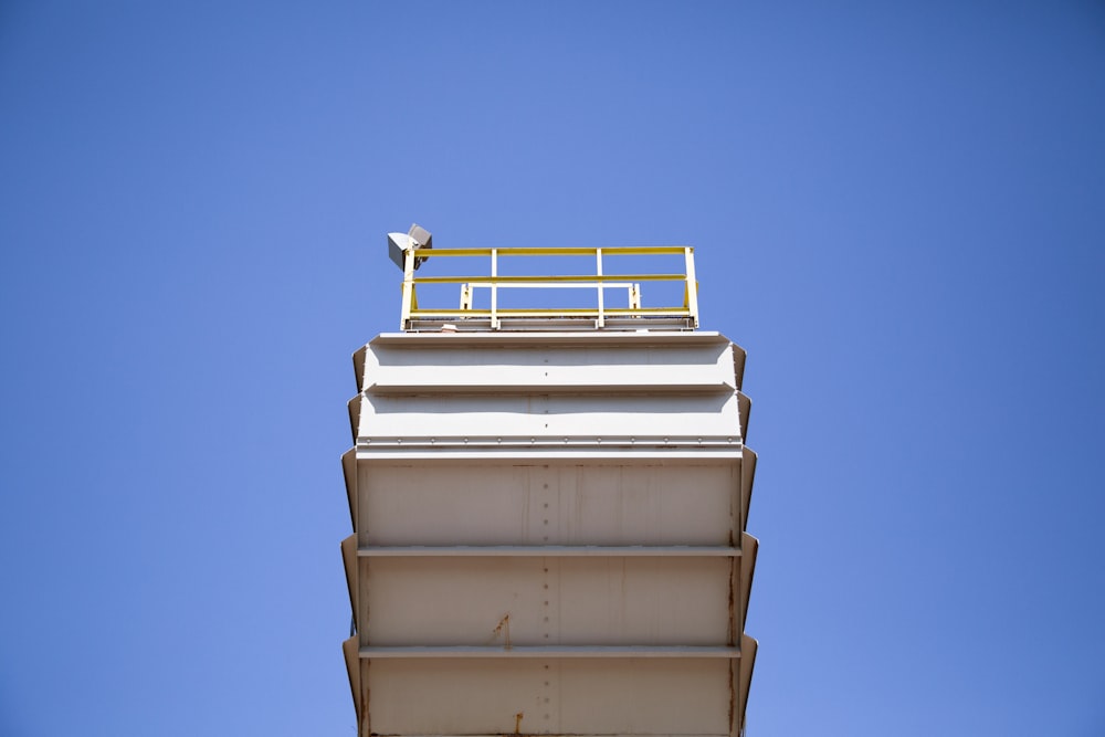 Turm aus weißem Metall