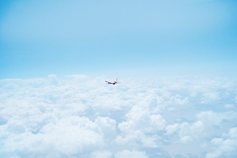 avión volador por encima de las nubes