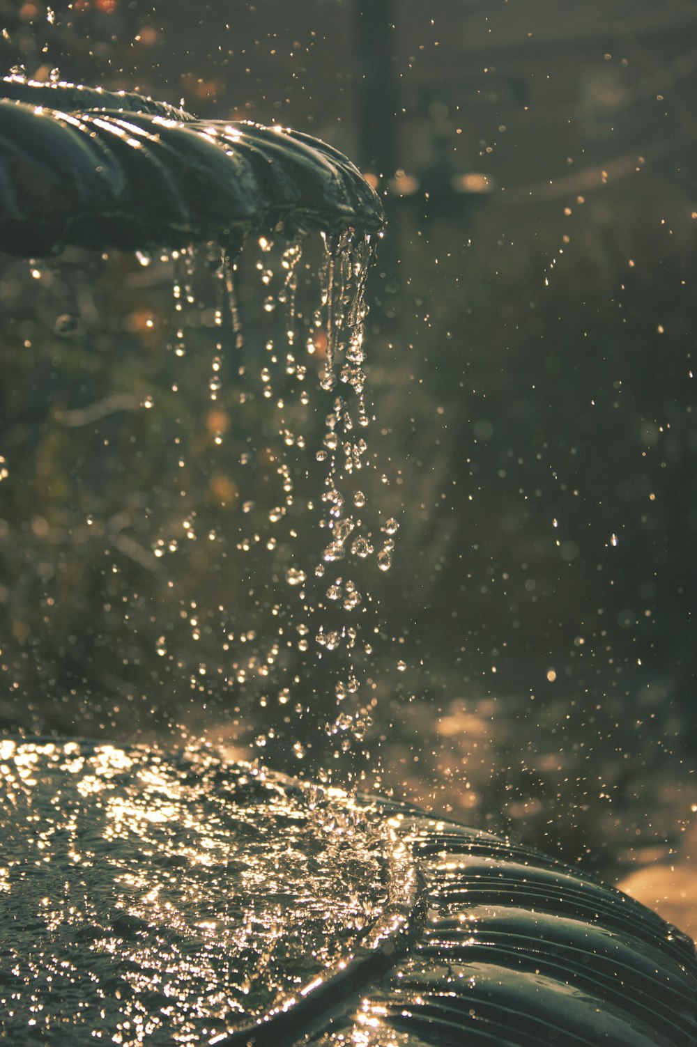 overflowing water on man-made fountain at daytime