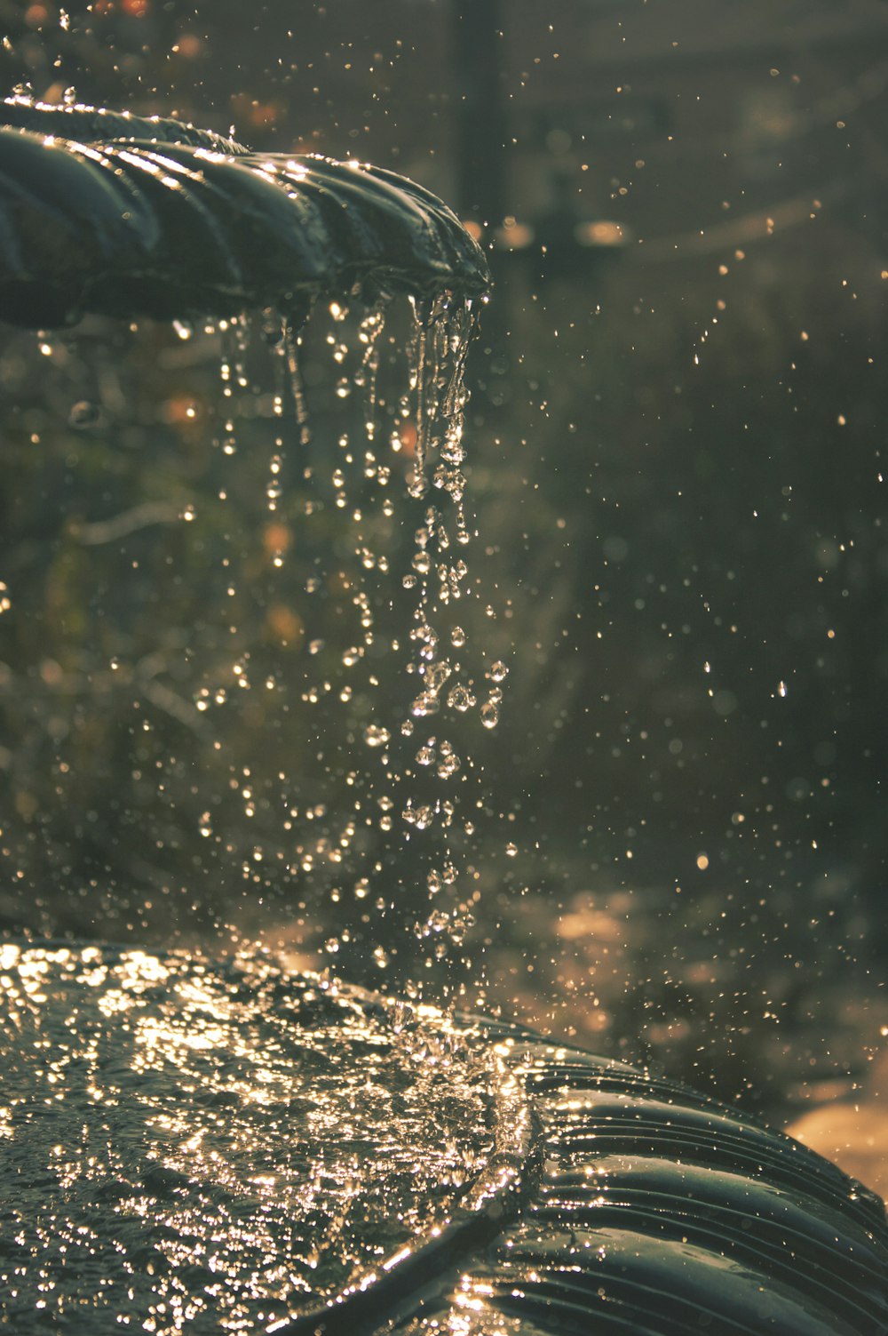 Acqua traboccante su una fontana artificiale durante il giorno