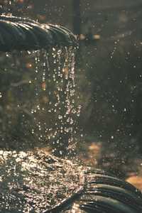 overflowing water on man-made fountain at daytime