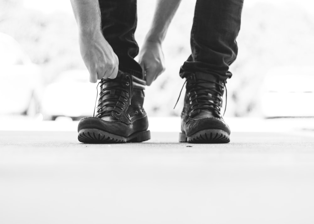 Persona con botas de cuero negro con cordones