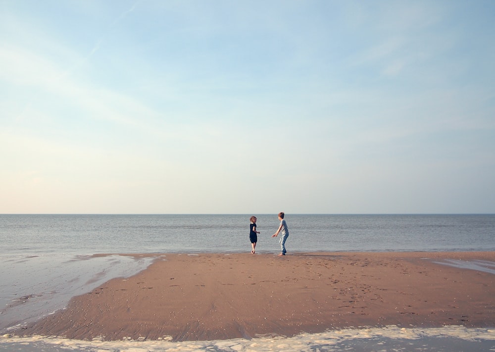 deux femmes jouant dans le rivage