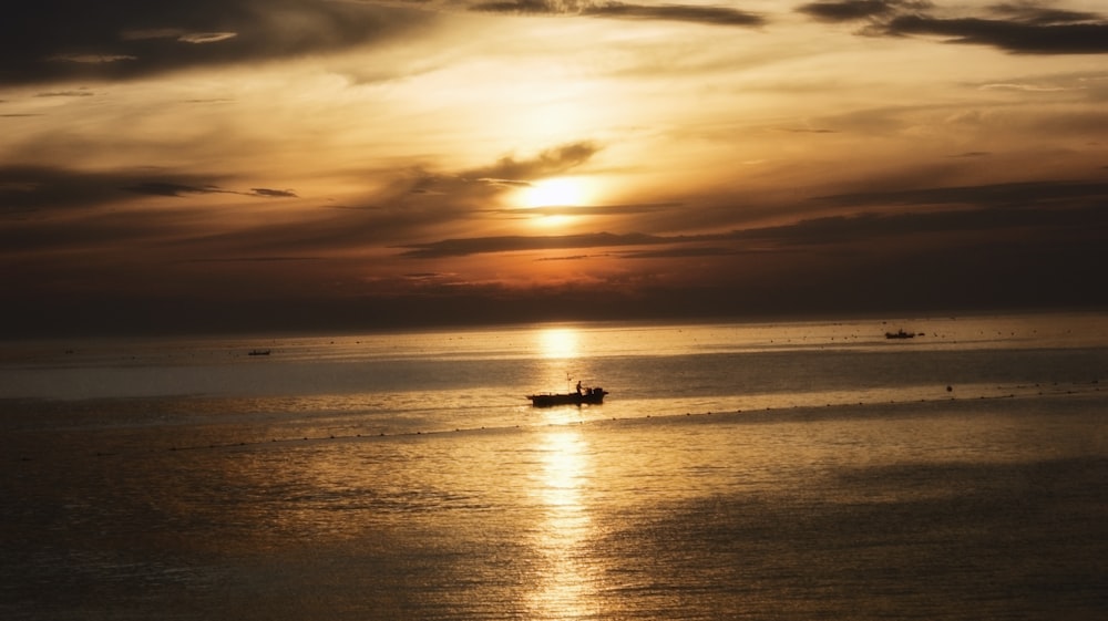 Silhouette eines Bootes in der Dämmerung