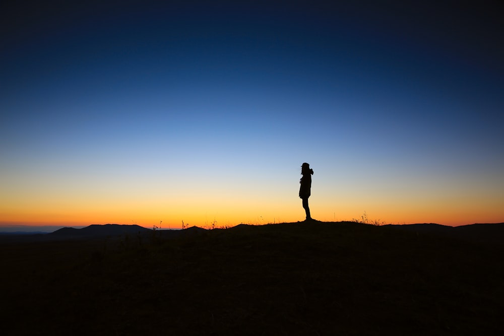 Silhouette einer Person bei Sonnenuntergang