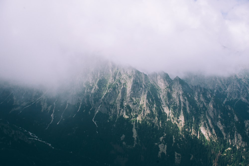 雲に覆われた灰色の山