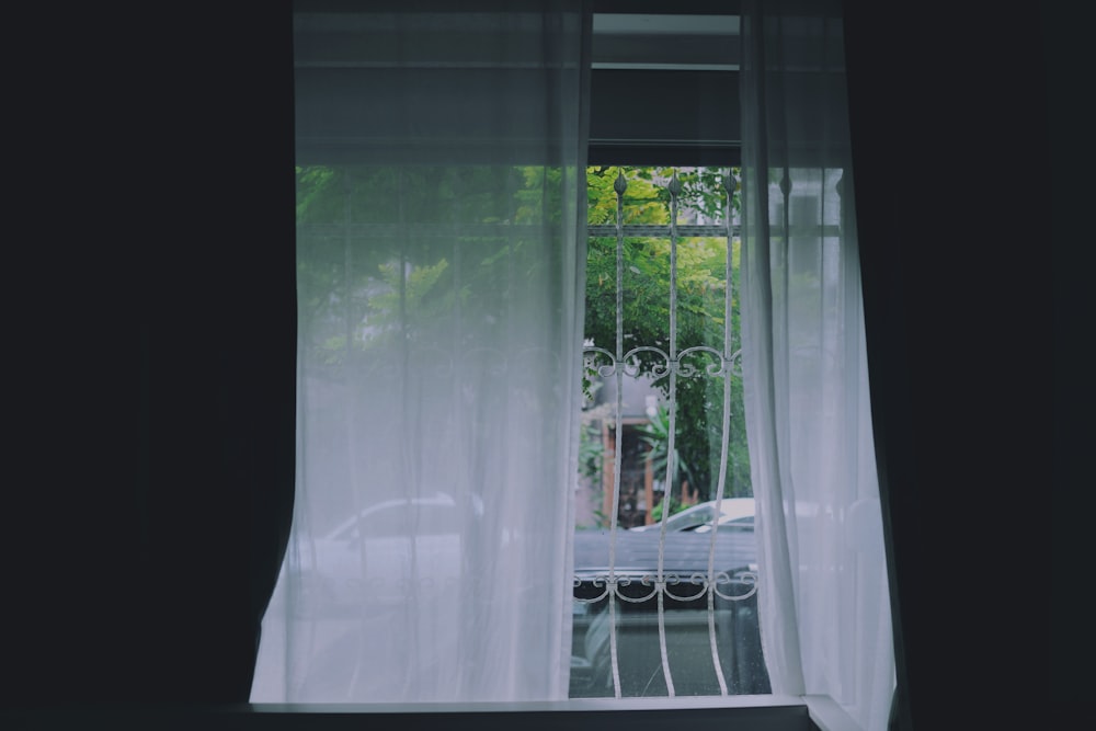 白い金属製の窓に白いカーテン