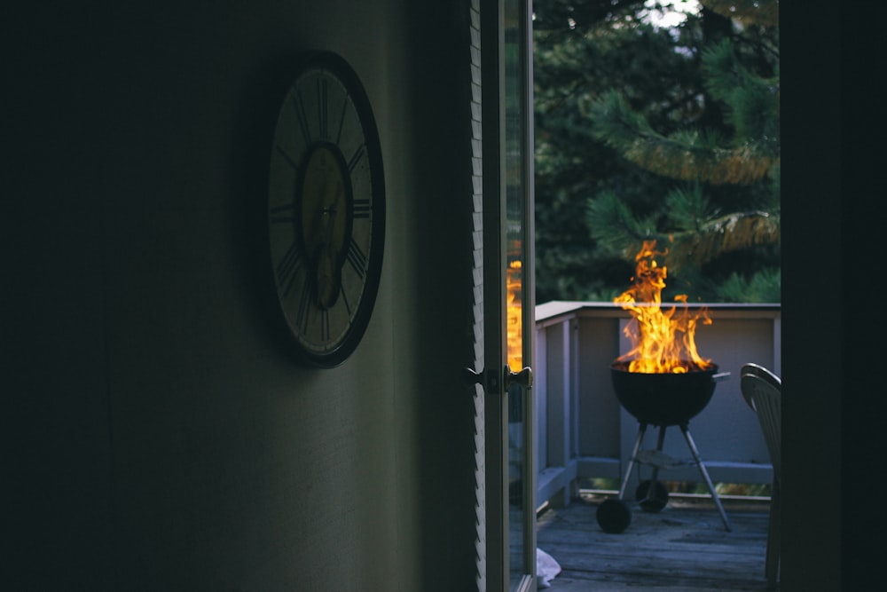 Schwarzer Holzkohlegrill auf der Veranda