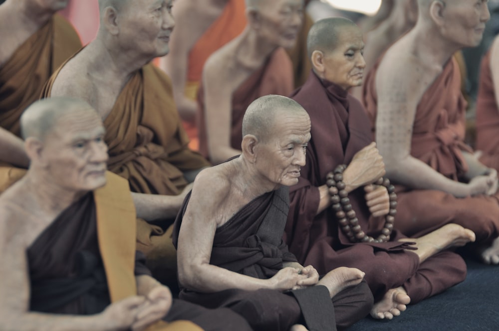 기도하는 동안 바닥에 앉아있는 승려들