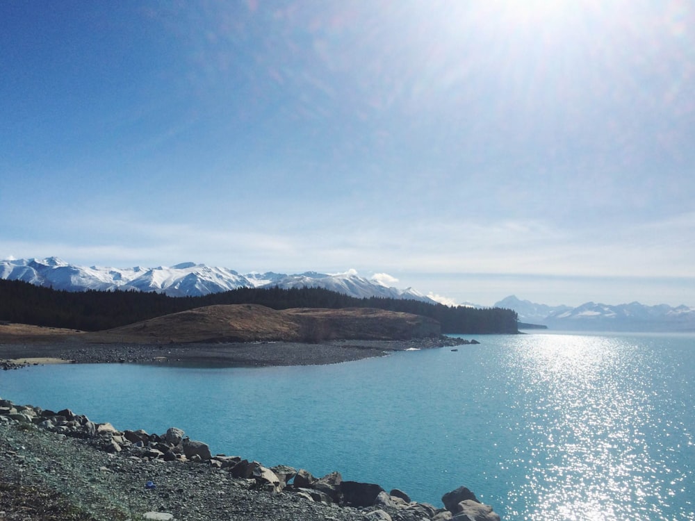 specchio d'acqua sotto il cielo blu