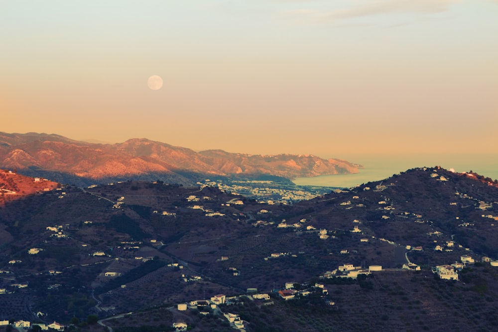 Landschaftsfotografie von Bergen zur goldenen Stunde