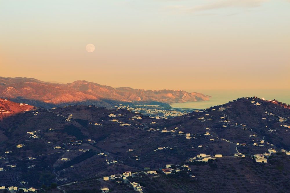 Fotografía de paisajes de montañas durante la hora dorada