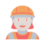 Eine Frau mit einem Schutzhelm auf dem Kopf