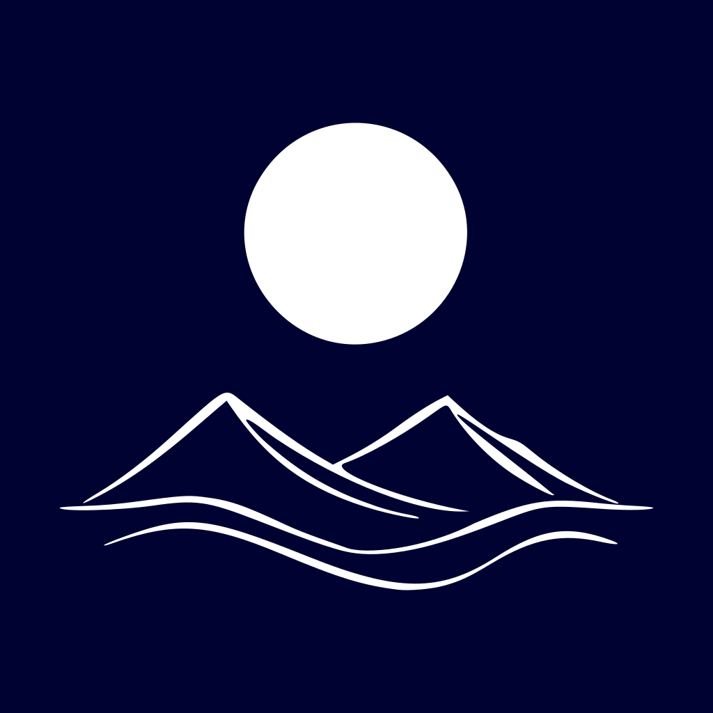 Montañas, océano y luna por la noche.