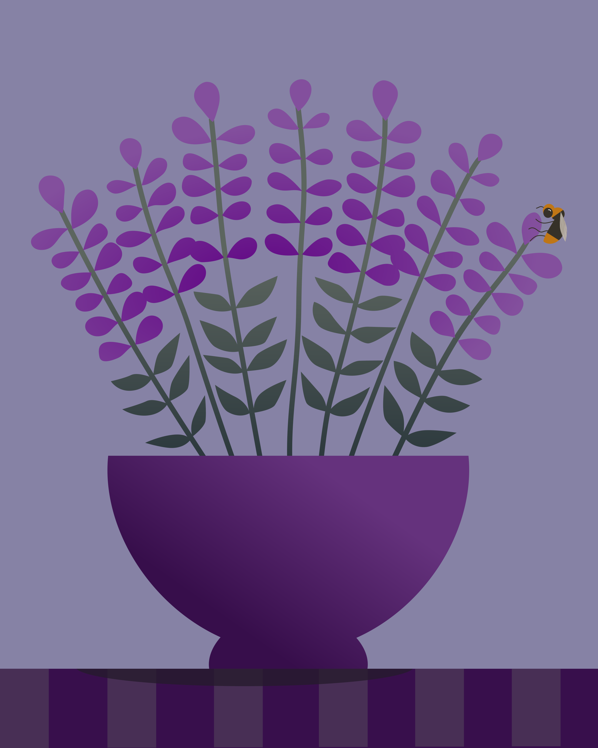 Flores de lavanda em um vaso roxo com uma abelha.