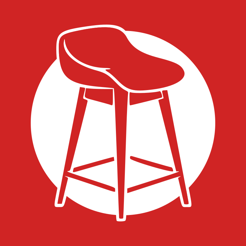 Un taburete rojo contra un círculo blanco.