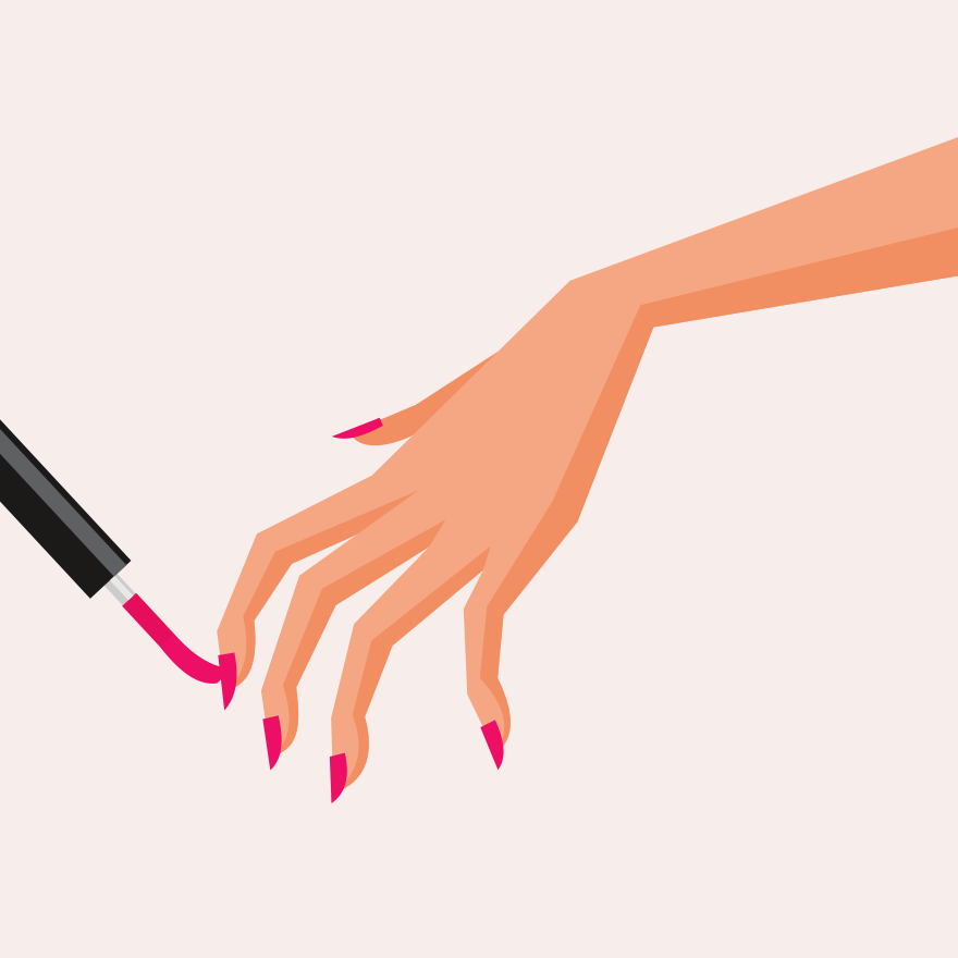 Alguien está aplicando esmalte de uñas rosa.