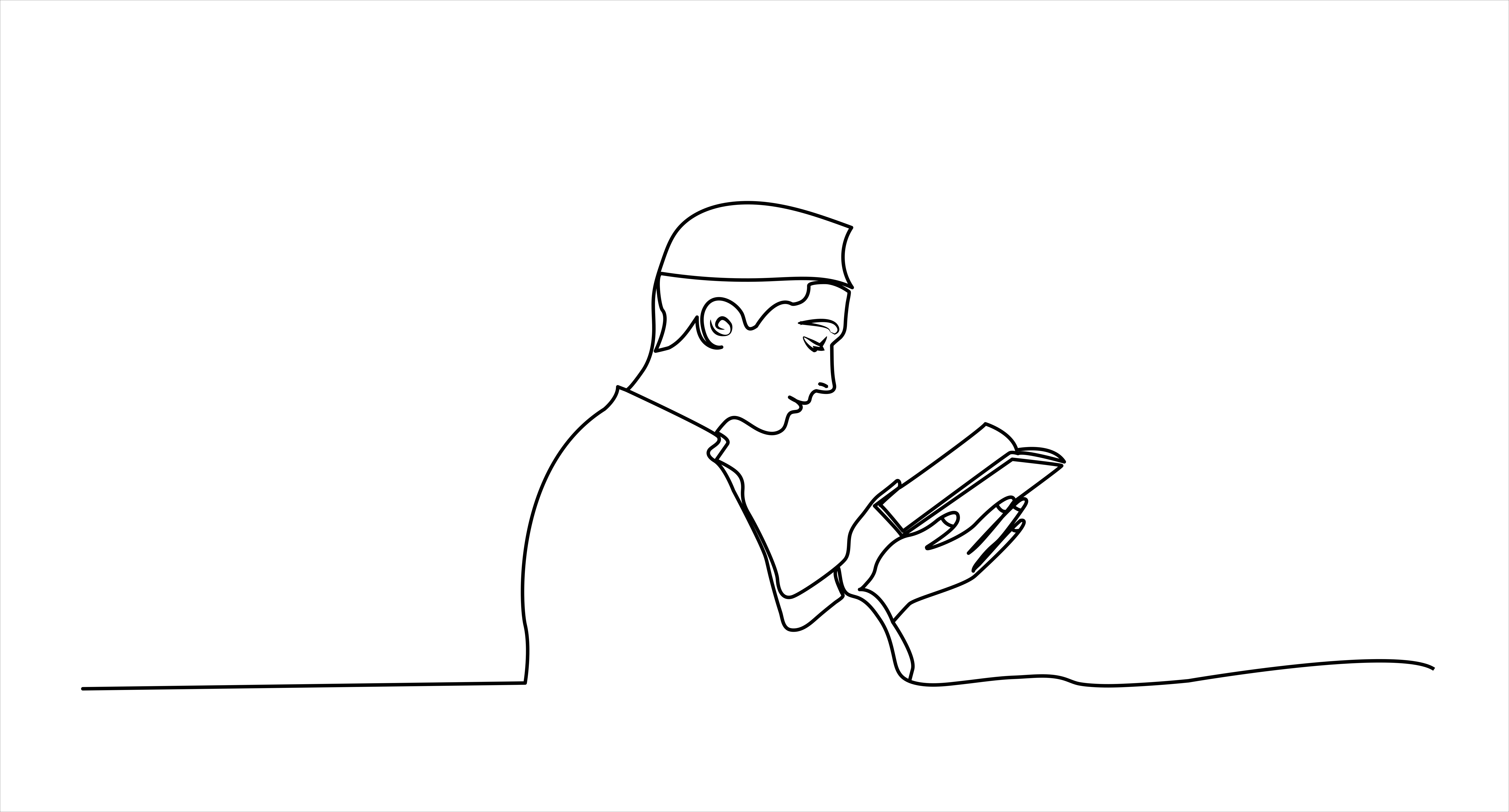 Homme portant un kufi en train de lire un livre