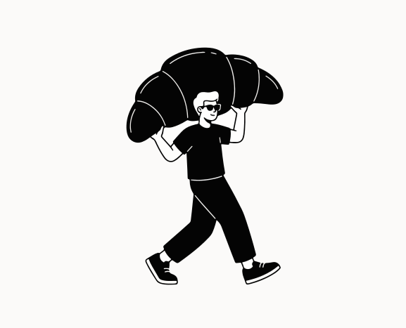 Homem carregando um croissant gigante na cabeça