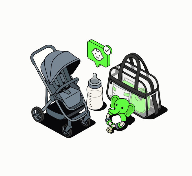 Kinderwagen, Flasche, Spielzeug und Wickeltasche zusammen angeordnet.