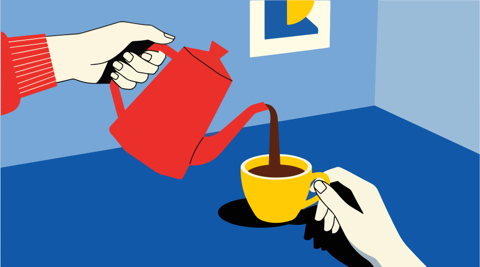 A mão despeja café da panela vermelha para o copo amarelo.