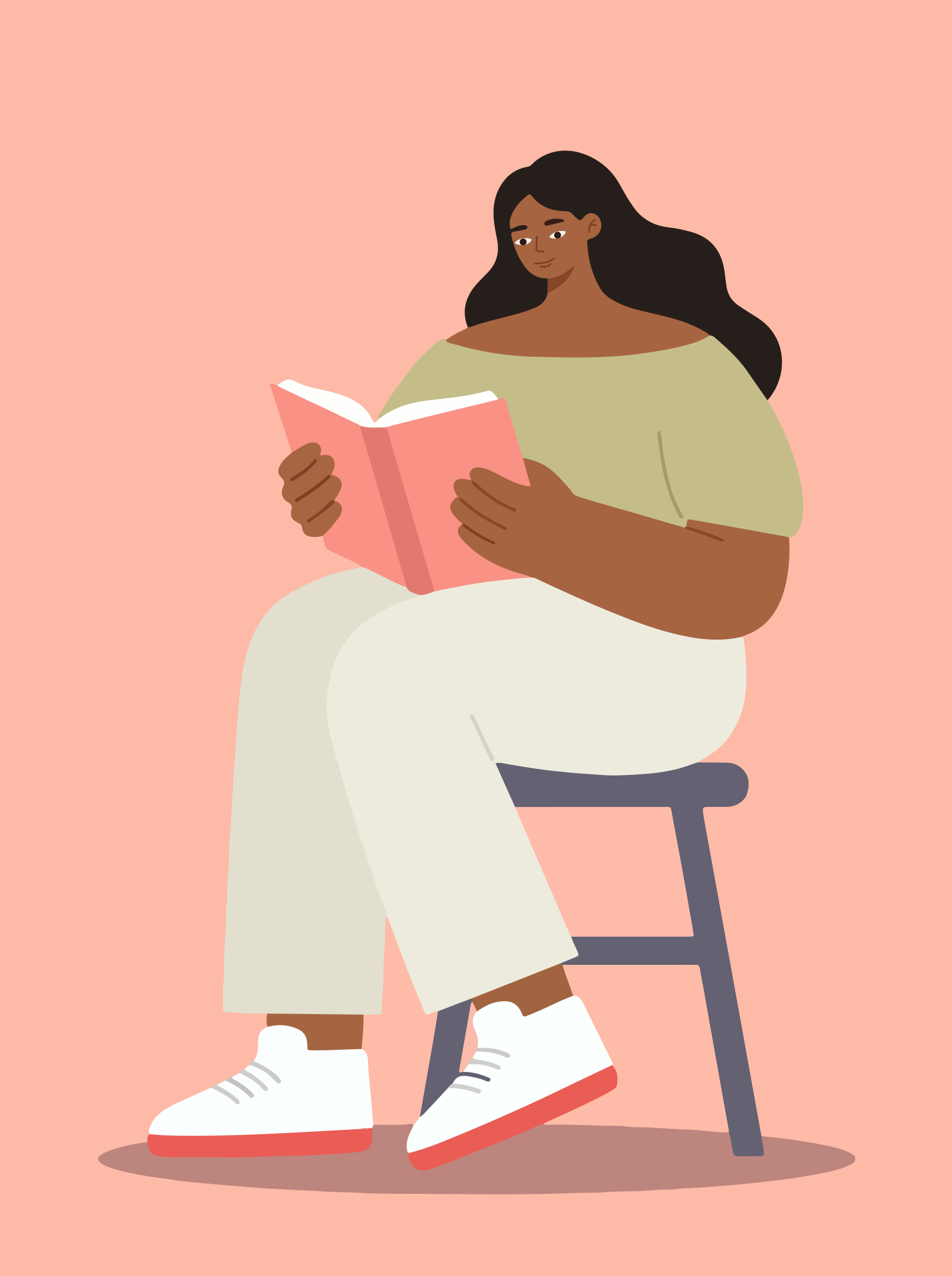 女性が座って本を読んでいる。