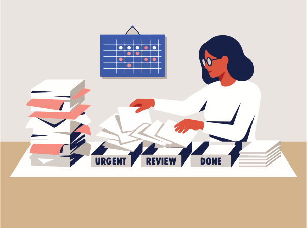 Donna che ordina i documenti in pile urgenti, di revisione e di riferimento.