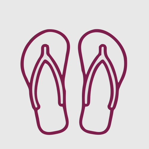 Une paire de tongs violettes sur fond gris.