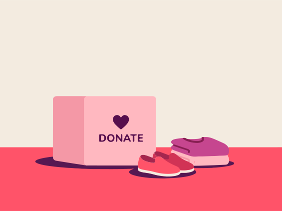 Scatola delle donazioni con vestiti e scarpe
