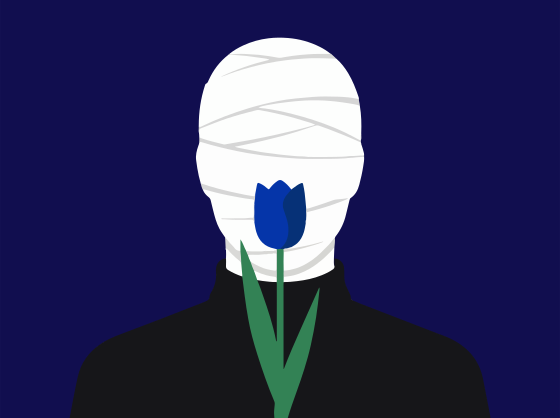 Bandagierter Kopf mit einer blauen Tulpe vor dunkelblauem Hintergrund