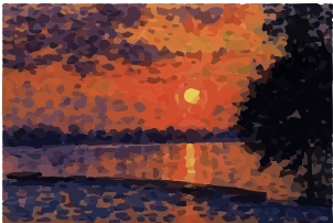 Sonnenuntergang über einem ruhigen See mit Bäumen