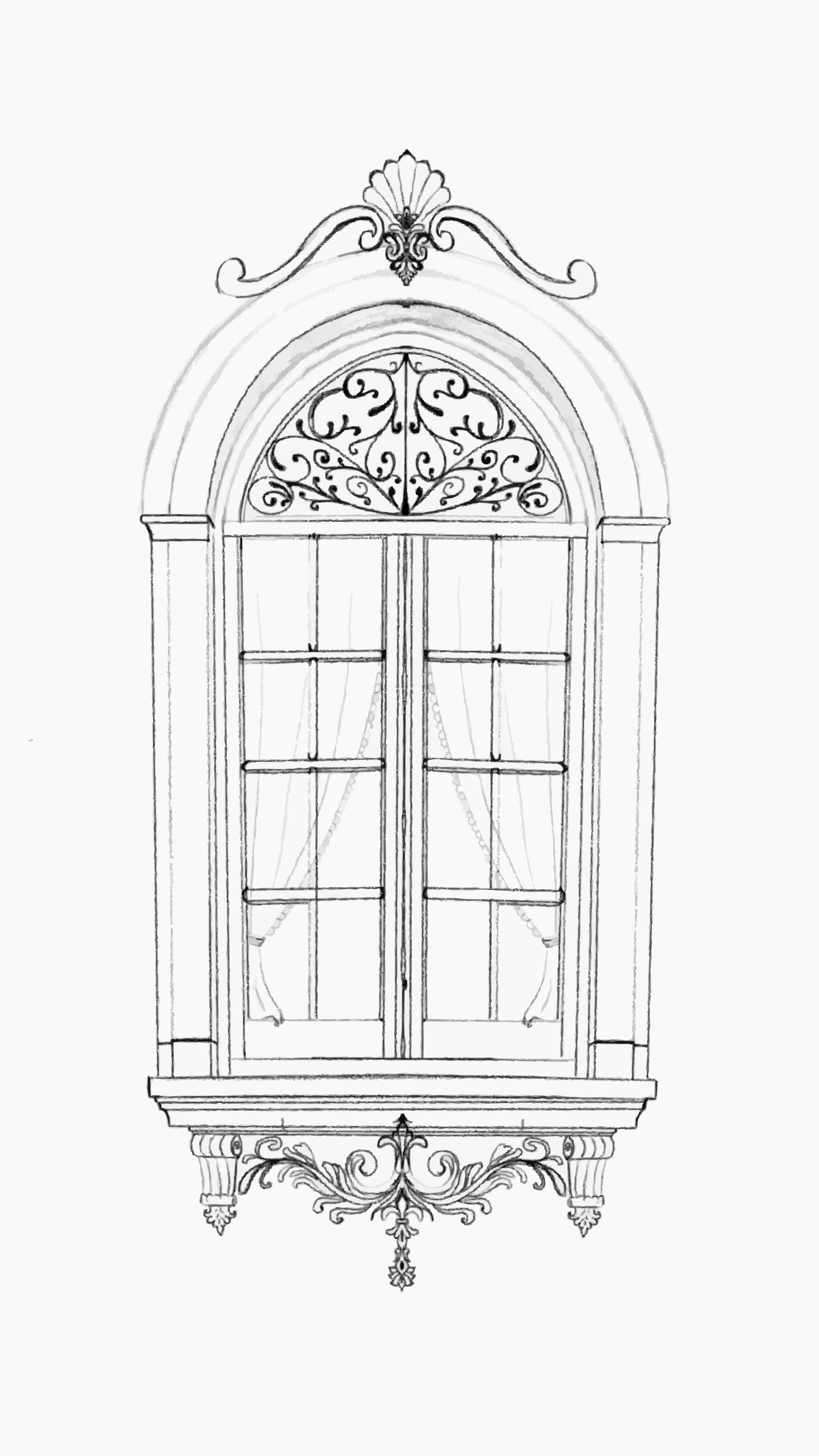 Verziertes Bogenfenster mit dekorativen Eisenarbeiten und Vorhängen