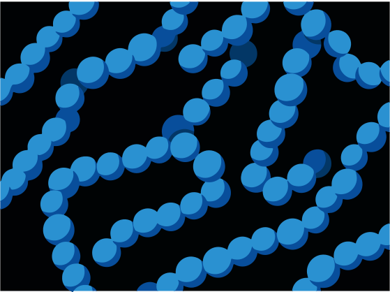 Blaue Perlenketten auf schwarzem Hintergrund