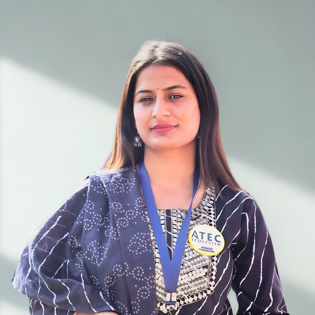 Jeune femme portant une tenue bleu et blanc à motifs