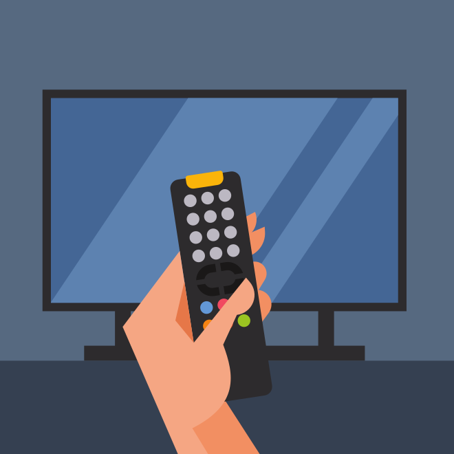 Tangan memegang remote control di depan televisi