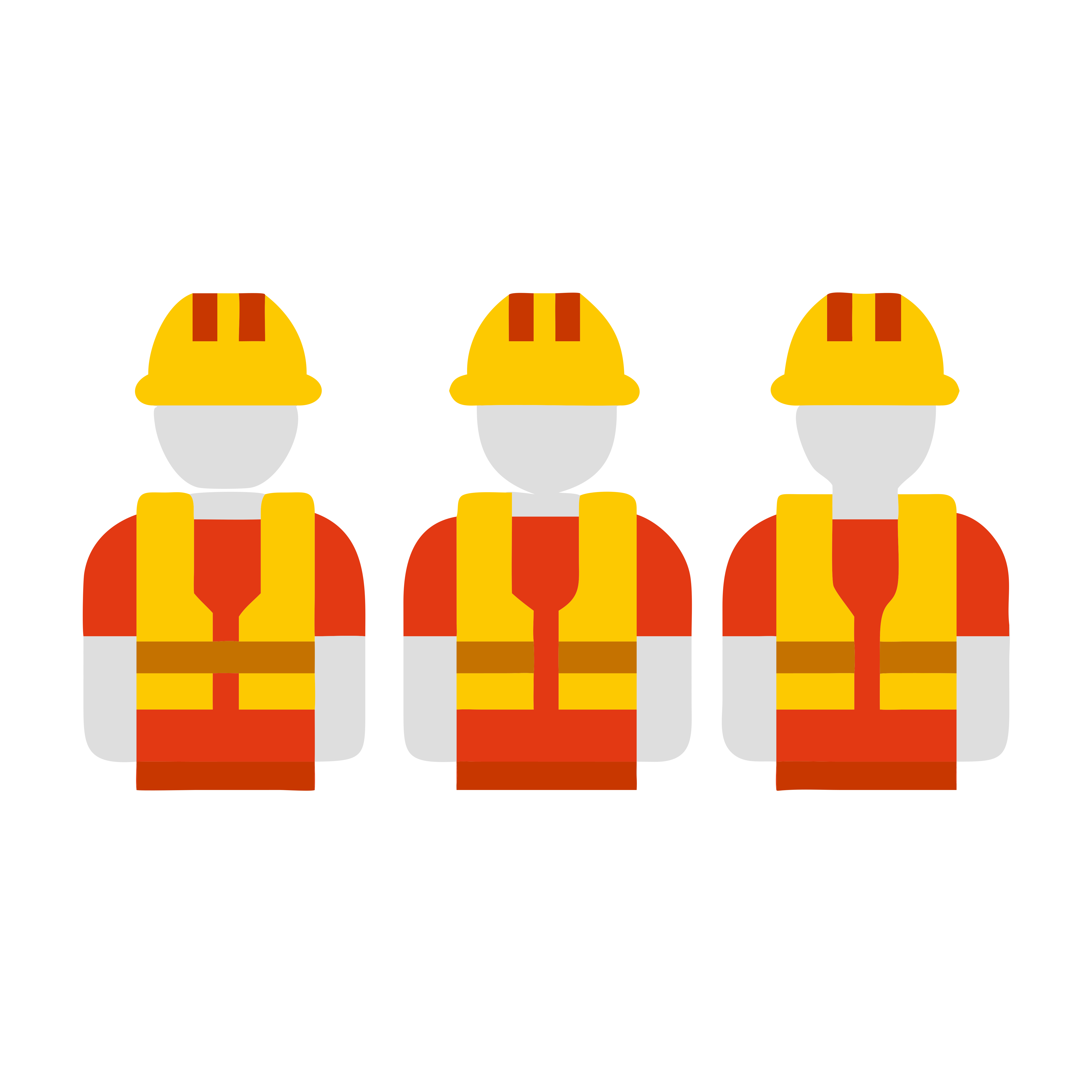 Trois ouvriers du bâtiment portant des casques de sécurité et des gilets de sécurité.