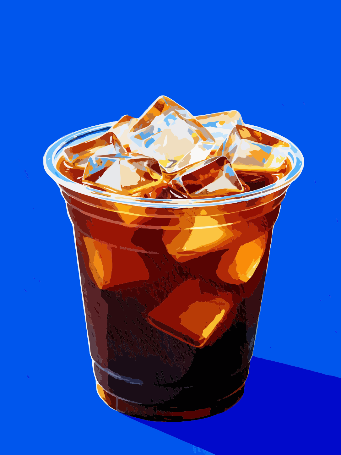 Ein Plastikbecher mit Eiskaffee auf blauem Hintergrund.