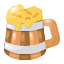 Ein hölzerner Bierkrug gefüllt mit schaumigem Bier