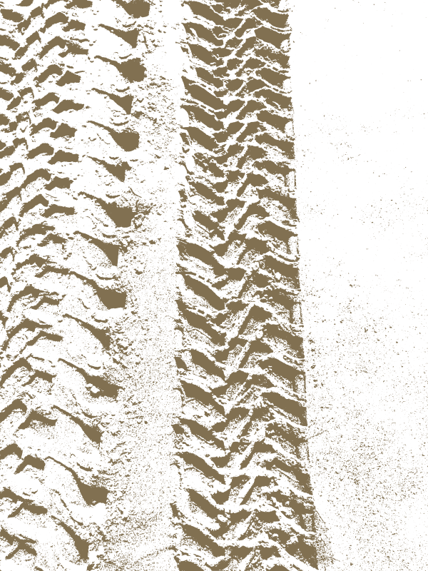Des traces de pneus imprimées dans le sable sur fond blanc.