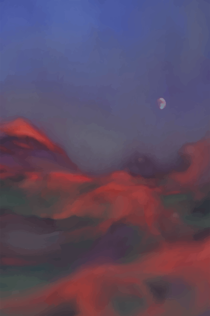 Un croissant de lune sur des nuages dramatiques rouges et bleus au coucher du soleil.