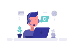 Eine Person mit einem Headset, die an einem Laptop am Schreibtisch arbeitet