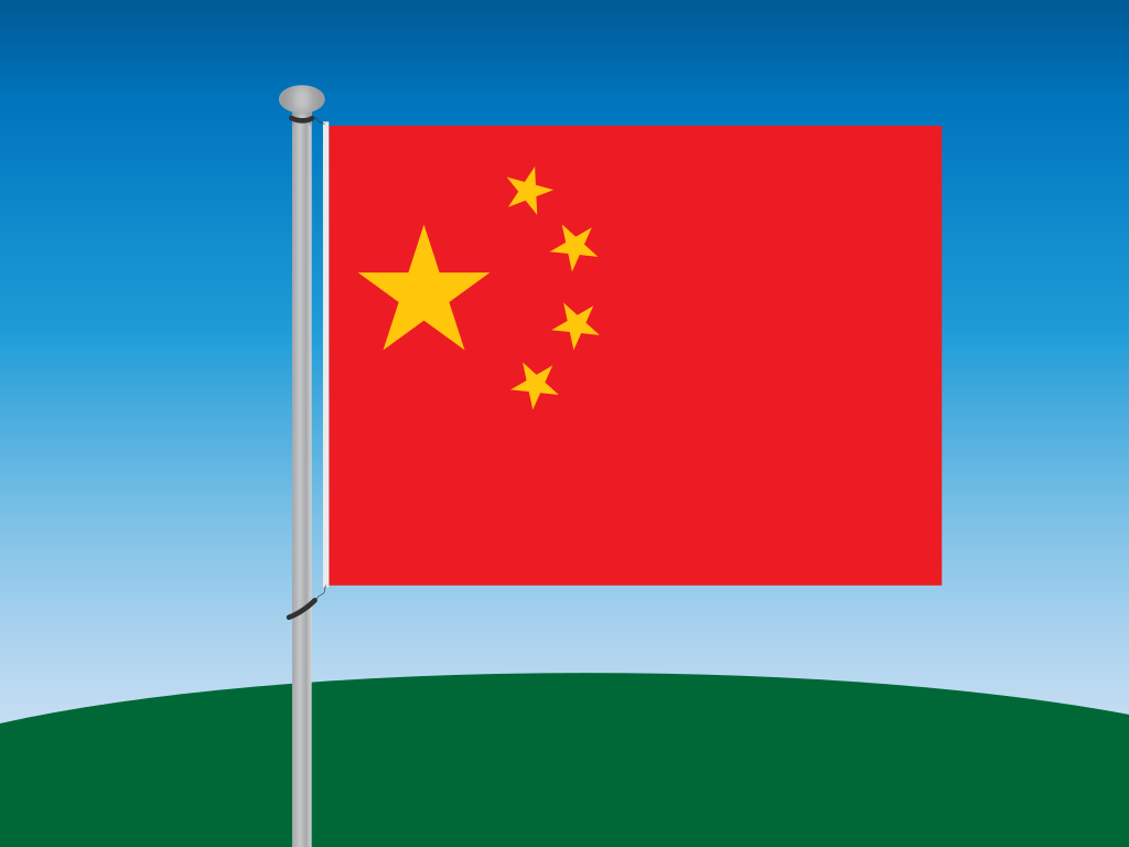 La bandiera nazionale della Cina su un palo di metallo contro un cielo azzurro