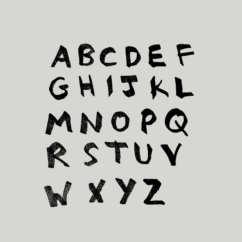 Handgezeichnete schwarze Großbuchstaben des Alphabets, in Reihen auf grauem Hintergrund angeordnet