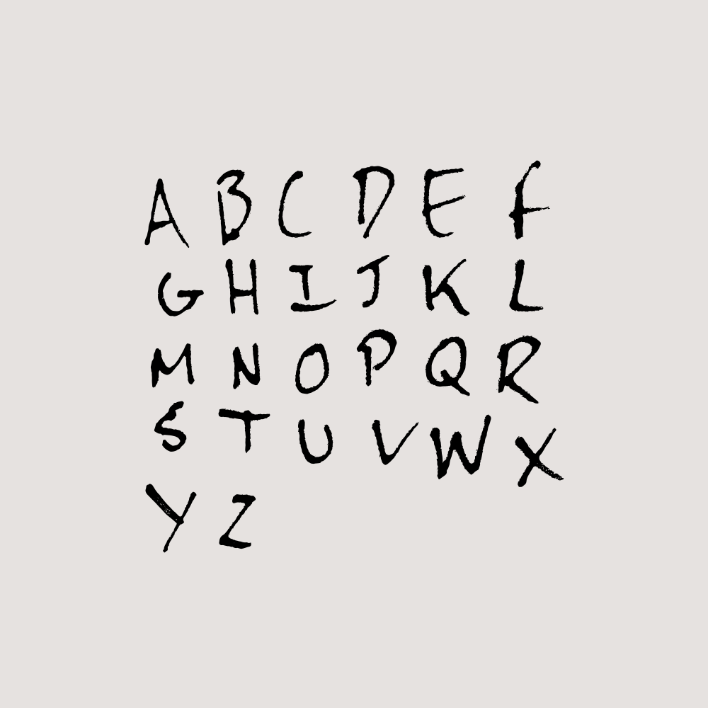 Das englische Alphabet in schwarzen, handgezeichneten Großbuchstaben auf hellem Hintergrund geschrieben