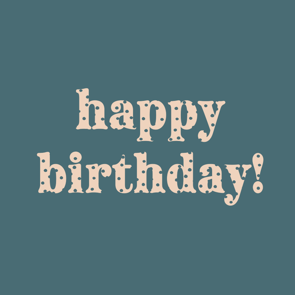 Die Worte "Happy Birthday" in beige, gepunkteten Buchstaben auf türkisfarbenem Hintergrund stehen